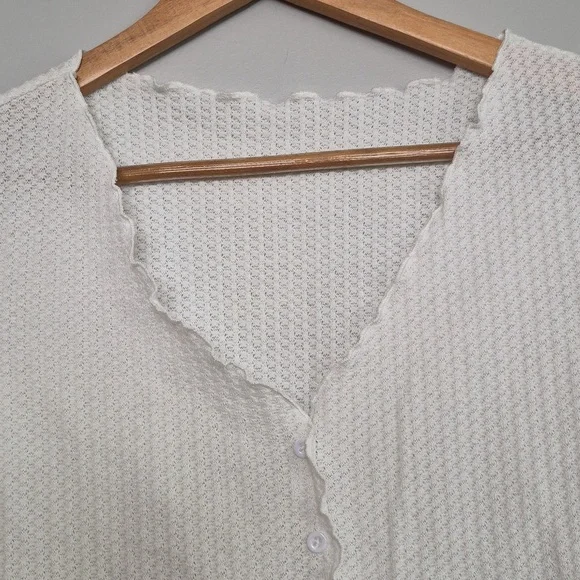 (Both) 2 Crop Tops - Picture 7 of 9